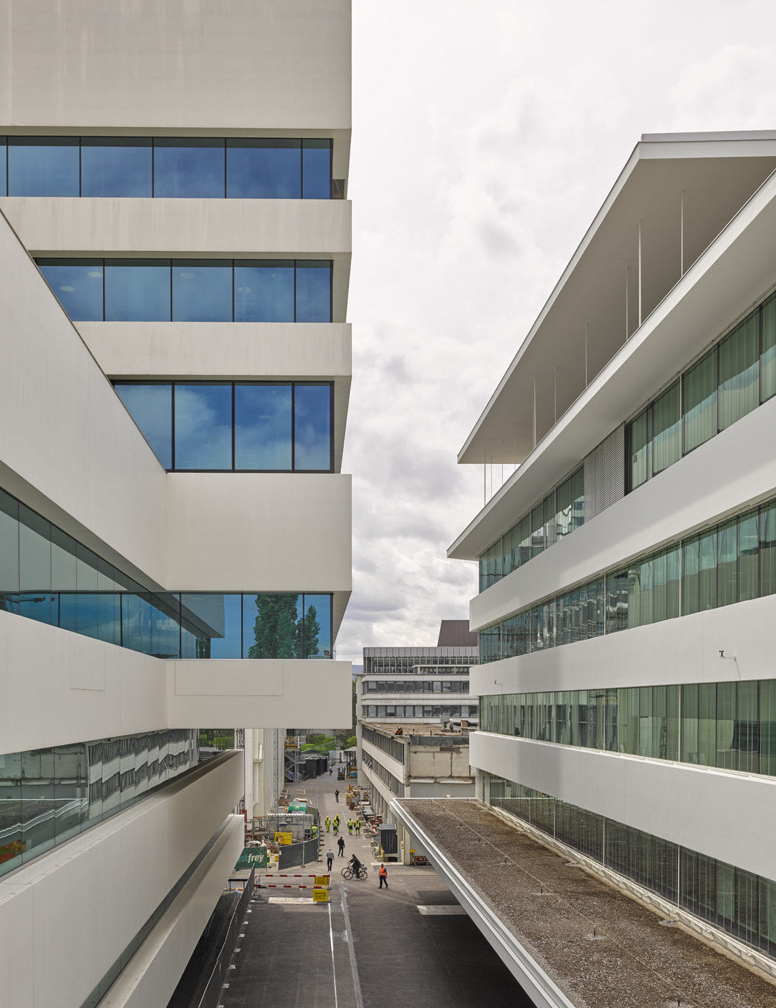 Mahfuz_Sultan_for_431_Roche_Building_10_2013-2017_cc3182f4-0880-494a-b276-01cc6c209cec.jpg